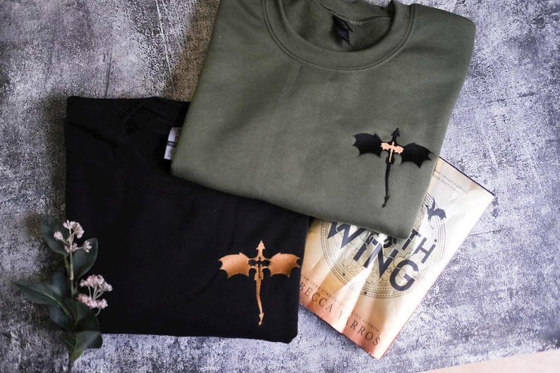Sudadera bordada de la Escuela de Guerra Basgiath, camiseta Fourth Wing, Jinete de dragón, Rebecca Yorros, Fourth Wing, Violet Sorrengail, camiseta Bookish imagen 1