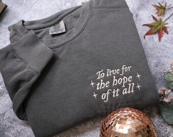 Camisa bordada con el espíritu de agosto, "Por la esperanza de todo", cuello redondo, para vivir en agosto, camisa inspiradora y positiva.
