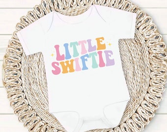 Tutina per neonato Little Swiftie, Tutina per neonato Taylor Swift, Regalo per neonato Taylor Swift, Swiftie Kids, Body per neonato, Camicia per neonato Swift, Merch Swift