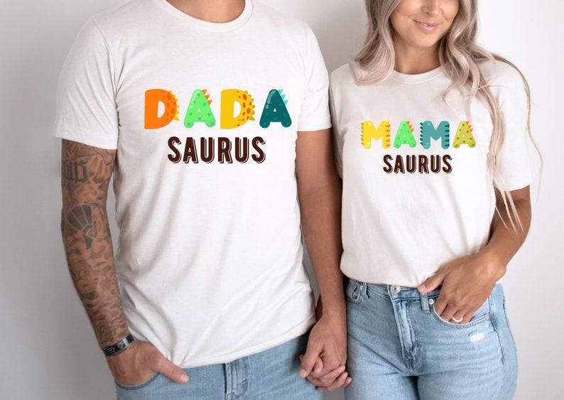 Dino Four bijpassende familieshirts, 4e verjaardag shirt, Mamasaurus, Dadasaurus, Mama Dinosaur, Dino Party, aangepaste verjaardag, Dinosaur Outfit afbeelding 1