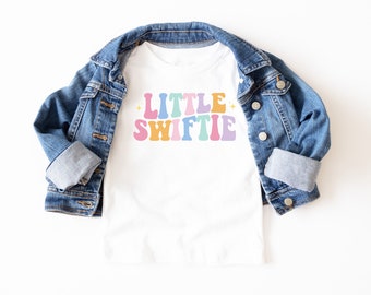 Camisa Little Swiftie, traje de primer concierto, Taylor Swiftie Merch Kids, camiseta juvenil Swiftie, Youth Taylor Merch, Kids Taylor Merch, niño pequeño