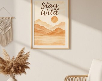 Sztuka ścienna Stay Wild – Boho akwarela z motywem górskim do druku – cytat z przygody w odcieniach ziemi do pobrania w wersji cyfrowej