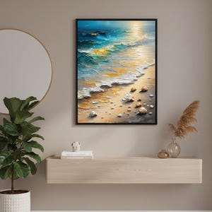 Pode incluir: Pintura emoldurada de uma cena de praia em uma moldura preta. A obra retrata ondas oceânicas em tons de azul, turquesa e branco, quebrando em uma praia arenosa com conchas. O sol está se pondo, lançando um brilho dourado.