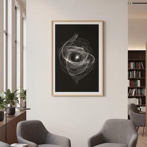Può includere: Stampa artistica astratta in bianco e nero in una cornice di legno chiaro. L'opera presenta un design vorticoso e luminoso con un punto centrale luminoso. La stampa è esposta in un moderno spazio abitativo con poltrone grigie e un tavolino in legno.