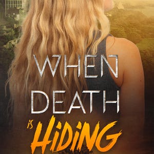 Op de afbeelding: Boekomslag voor "When Death is Hiding", boek 3 van de The Severed Fates-serie van Jen Woodrum. De cover toont een vrouw met lang blond haar, de titel in het wit en het woord "Hiding" in het oranje. Een stadsgezicht en landschap zijn op de achtergrond.