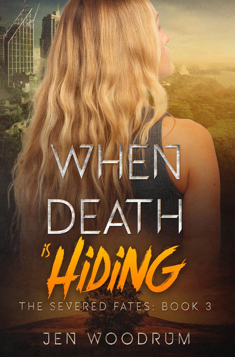 Op de afbeelding: Boekomslag voor "When Death is Hiding", boek 3 van de The Severed Fates-serie van Jen Woodrum. De cover toont een vrouw met lang blond haar, de titel in het wit en het woord "Hiding" in het oranje. Een stadsgezicht en landschap zijn op de achtergrond.