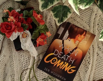 When Death Is Coming door Jen Woodrum - Ondertekende Paperback - YA / Teen Dystopian Fantasy boek - The Severed Fates series - Indie auteur