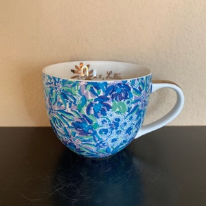 LILLY PULITZER Blue Floral with Gold Accents Signed Coffee Mug / Tea Cup 14 oz. - Preowned