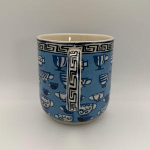 Taza de café griega ANTHROPOLOGIE Be Happy Gina de 355 ml (12 oz) - Usada imagen 2