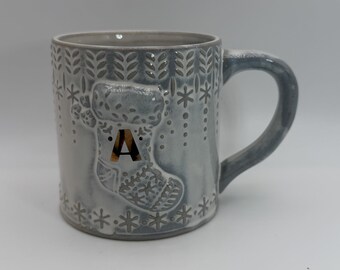 Taza ANTHROPOLOGIE Snowcap con monograma de la letra A, esmaltada reactiva, 384 ml (13 oz). - Usada.