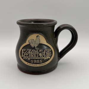 Taza DENEEN POTTERY Matte Egg Harbor Cafe Breakfast and Lunch 1985 Lombard Illinois de 295 ml (10 oz). - Usada.