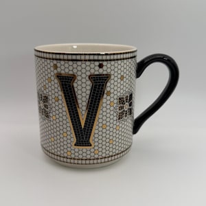 ANTHROPOLOGIE mok met bistrotegelletter "V" 14 oz. - Tweedehands