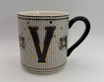 アンソロポロジー ビストロタイル レター「V」マグカップ 14オンス - 中古品