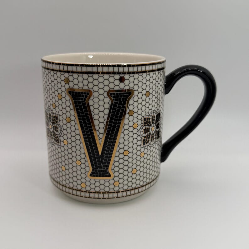 ANTHROPOLOGIE mok met bistrotegelletter "V" 14 oz. - Tweedehands afbeelding 1