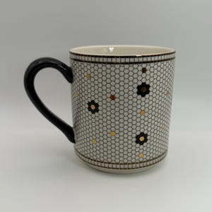 ANTHROPOLOGIE mok met bistrotegelletter "V" 14 oz. - Tweedehands afbeelding 4