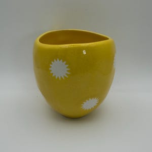 ANTHROPOLOGIE Vida Icon Yellow Motif Mug 14 oz. - Preowned image 4