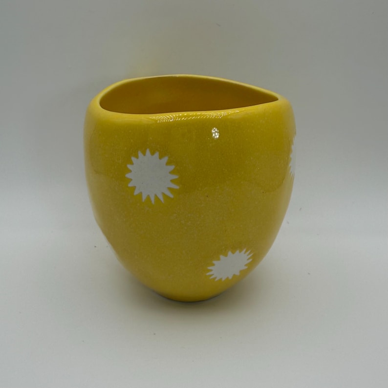 ANTHROPOLOGIE Vida Icon Yellow Motif Mug 14 oz. - Preowned image 4