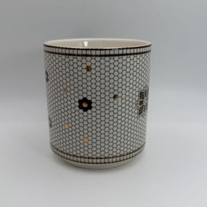 ANTHROPOLOGIE mok met bistrotegelletter "V" 14 oz. - Tweedehands afbeelding 3