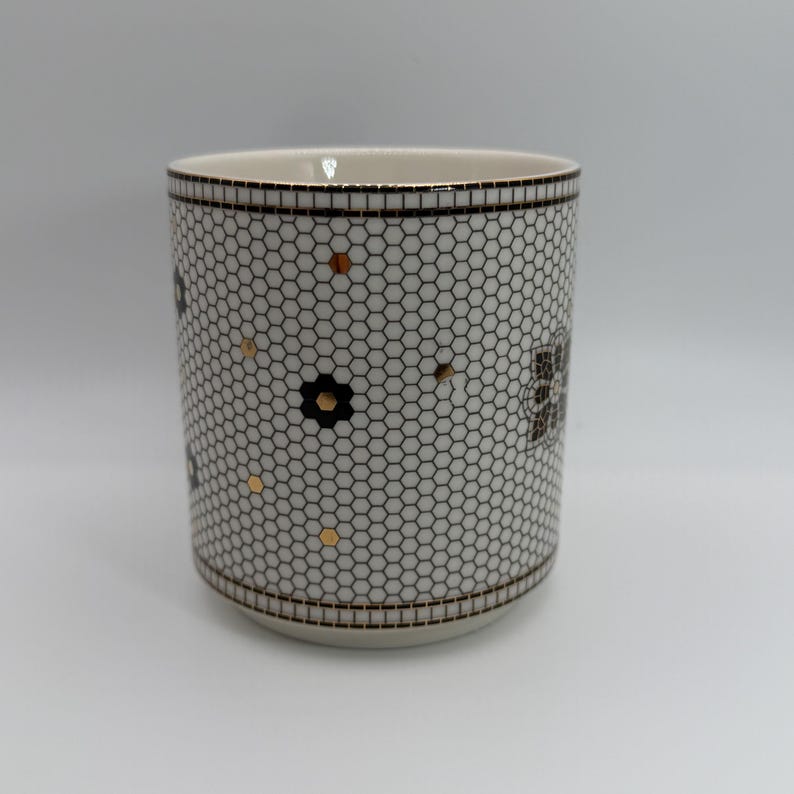 ANTHROPOLOGIE mok met bistrotegelletter "V" 14 oz. - Tweedehands afbeelding 3