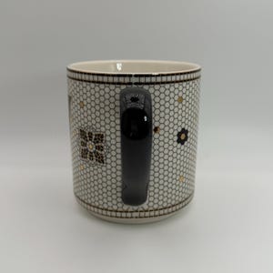 ANTHROPOLOGIE mok met bistrotegelletter "V" 14 oz. - Tweedehands afbeelding 2