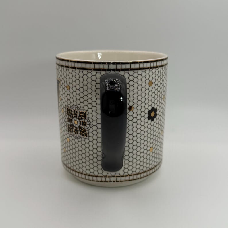 ANTHROPOLOGIE mok met bistrotegelletter "V" 14 oz. - Tweedehands afbeelding 2
