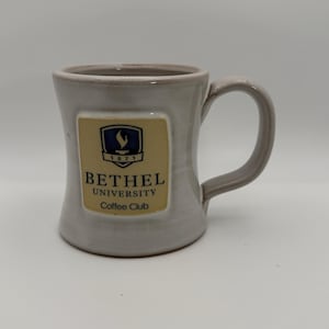 DENEEN POTTERY Bethel University Coffee Club aardewerk mok 12 oz. - Tweedehands
