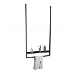 Puede incluir: Estante de baño de metal negro con un toallero y un estante para artículos de tocador. El estante está montado en el techo y tiene una toalla blanca colgando de la barra.