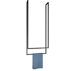 Può includere: Porta asciugamani in metallo nero con due barre, montato a parete, con un asciugamano blu appeso alla barra inferiore.