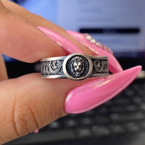 Srebrny pierścień z reliefem lwa: ręcznie robiona biżuteria ze znakiem zodiaku Lwa