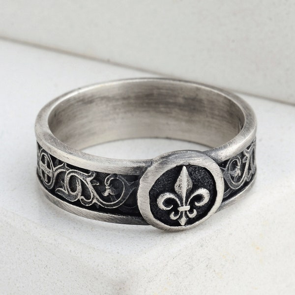 Fleur De Lis Band Ring, Sterling Silver Oxidized Man Ring, Bague de fiançailles faite à la main, Lily Signet Mens Ring, Memorial Gift For Him