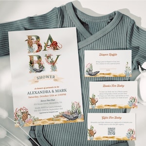 Puede incluir: Juego de papelería para baby shower con temática oceánica. La invitación muestra "BABY" con criaturas marinas y coral. Incluye tarjetas para una rifa de pañales, libros y regalos, además de un body y un par de patucos para bebé.