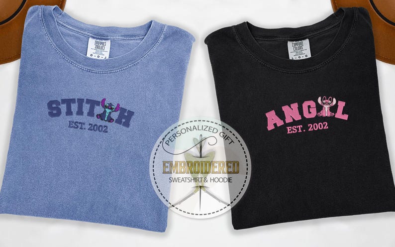 Puede incluir: Dos camisetas, una azul y otra negra, con dise&ntilde;os bordados. La camiseta azul tiene un personaje Stitch azul con el texto "STITCH EST. 2002". La camiseta negra tiene un personaje Angel rosa con el texto "ANGIL EST. 2002".