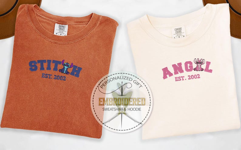 Puede incluir: Dos camisetas con dise&ntilde;os bordados. La camiseta naranja tiene "STITCH EST. 2002" en azul con un personaje Stitch azul. La camiseta blanca tiene "ANGEL EST. 2002" en rosa con un personaje Stitch rosa.