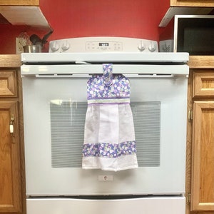 Toalla colgante Flores moradas. Paño de cocina con cubierta de tela con botones para el tirador de la puerta del horno que no se cae al suelo. Práctico y conveniente.