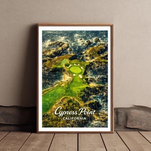 Könnte beinhalten: Gerahmter Druck des Golfplatzes Cypress Point in Kalifornien. Das Kunstwerk zeigt einen leuchtend grünen Golfplatz, umgeben von felsiger Küste und Ozean. Der Text "Cypress Point CALIFORNIA" wird in einer stilisierten Schriftart angezeigt.