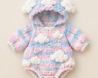 Op de afbeelding: Een romper met lange mouwen en capuchon in een gehaakt breipatroon met horizontale strepen in pastelroze, blauw en wit. Het kledingstuk is versierd met verschillende driedimensionale witte gehaakte wolkenapplicaties op de capuchon en het lijfje.