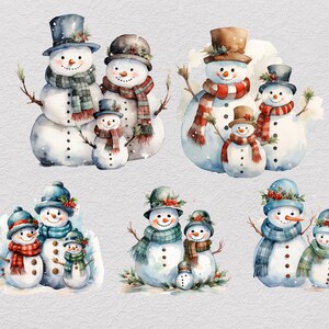 Pu&ograve; includere: Una collezione di illustrazioni ad acquerello raffiguranti vari gruppi di pupazzi di neve che indossano cappelli e sciarpe a quadri. Ogni pupazzo ha un naso a carota, bottoni di carbone e braccia di ramoscelli, decorati con bacche e aghi di pino.