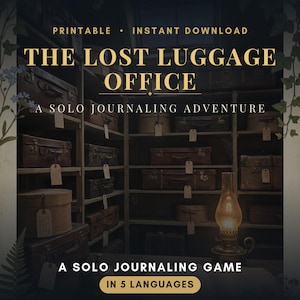 Könnte beinhalten: Ein druckbares Solo-Journaling-Spiel mit dem Titel The Lost Luggage Office. Das Bild zeigt Regale voller alter brauner Koffer, die jeweils mit einem Papieranhänger versehen sind. Eine brennende Öllampe steht auf einem Schreibtisch.