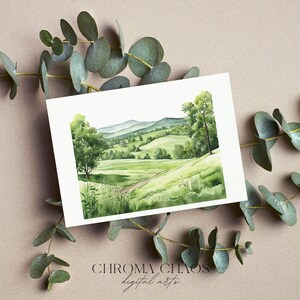 Pu&ograve; includere: Dipinto ad acquerello di un paesaggio verde con colline ondulate, un sentiero tortuoso e alberi. Il dipinto &egrave; su una carta bianca con il testo "CHROMA CHAOS digital arts" in basso.