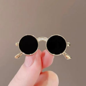 Broche lunettes de soleil, Broche moderne pour femme, Épingle à châle en laiton doré mat, Épinglette pour bijoux fantaisie, Cadeau pour elle image 1