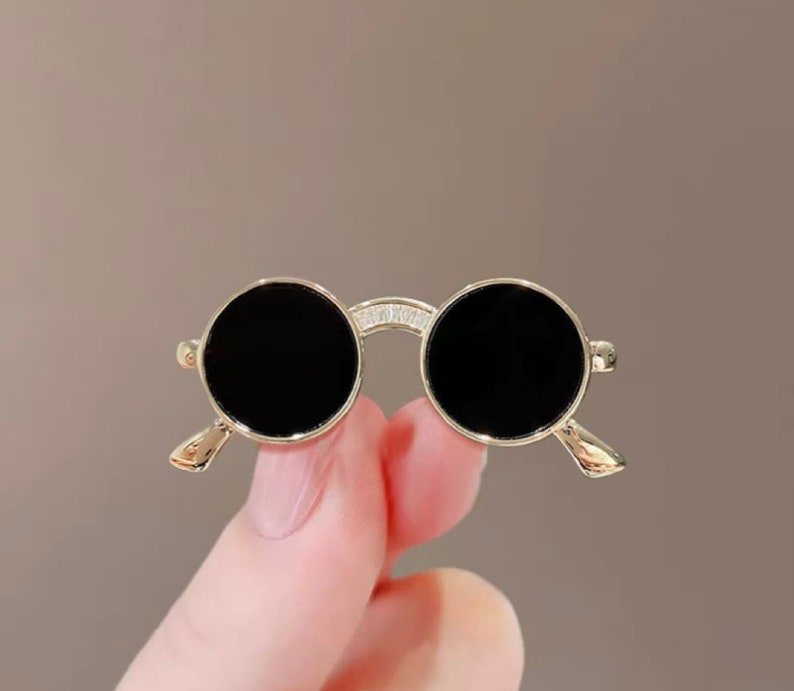 Broche lunettes de soleil, Broche moderne pour femme, Épingle à châle en laiton doré mat, Épinglette pour bijoux fantaisie, Cadeau pour elle Sunglasses