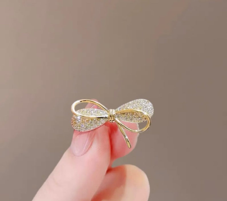 Broche lunettes de soleil, Broche moderne pour femme, Épingle à châle en laiton doré mat, Épinglette pour bijoux fantaisie, Cadeau pour elle image 2