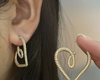 Boucles d'oreilles Love - Boucles d'oreilles en or - Boucles d'oreilles minimalistes - Cadeau pour elle