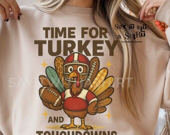 Könnte beinhalten: Beiges Sweatshirt mit einer Cartoon-Truthahnfigur, die einen Footballhelm trägt und einen Football hält. Der Text "TIME FOR TURKEY AND TOUCHDOWNS" befindet sich über und unter der Truthahn-Grafik. Der Text "DIGITAL DOWNLOAD - 300 DPI - PNG FILE" steht unten.