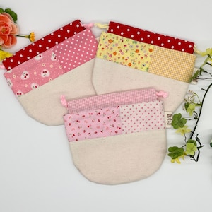 Pochette cordon ronde, pochette cordon avec jolis tissus reliés, motif petites fleurs, patchwork, made in Japan, pochette maquillage, étui à accessoires