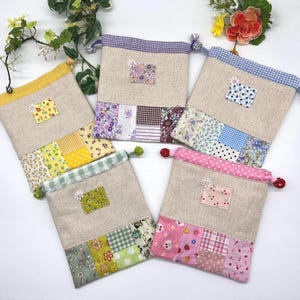 Pochette cordon, pochette cordon en tissu mignon, motif petites fleurs, patchwork, made in Japan, pochette maquillage, étui accessoires, étui snack