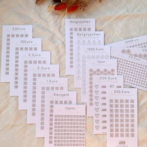 Könnte beinhalten: Ein Satz druckbarer Geldspar-Herausforderungs-Tracker im minimalistischen Stil. Die Tracker sind so konzipiert, dass sie Ihnen helfen, Geld in kleinen Beträgen zu sparen, wie z. B. 1 Euro, 2 Euro, 5 Euro, 10 Euro, 20 Euro, 50 Cent, 1 Euro, 2 Euro, 5 Euro, 10 Euro, 20 Euro, 50 Euro, 100 Euro, 200 Euro, 250 Euro, 500 Euro und 1000 Euro. Die Tracker sind auf weißem Papier mit hellbraunem Hintergrund gedruckt.