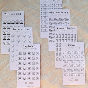 Könnte beinhalten: Satz von zehn bedruckbaren Aufkleberbögen mit schwarz-weißen Illustrationen von Reise-Icons. Die Bögen sind mit den deutschen Wörtern "Winterworld", "Summertime", "Explorer", "Verpflegung", "Übernachtung", "Reisezubehör" und "Urlaub" beschriftet. Jeder Bogen hat den Text "Spartopf" oben.