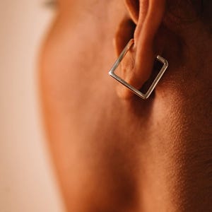 Dünner quadratischer Ring aus Sterlingsilber / Zeitloser quadratischer Ohrclip / Multifunktionales Schmuckstück / Gender inclusive Ohr Kletterer Gif