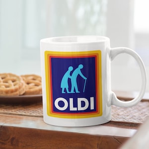 Puede incluir: Taza de cerámica blanca con un gráfico azul, amarillo y rojo de dos personas caminando con la palabra "OLDI" en letras amarillas.